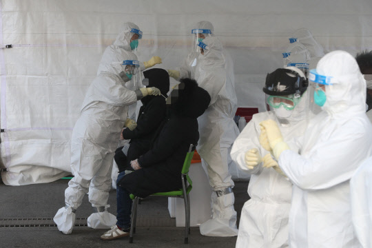 17일 경기도 남양주시 진건읍 진관산업단지에서 근로자들이 코로나19 검사를 받고 있다. <연합뉴스>